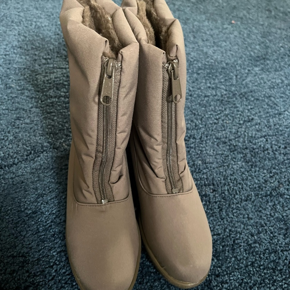 NWT Toe Warmers Women’s Jennifer Boots